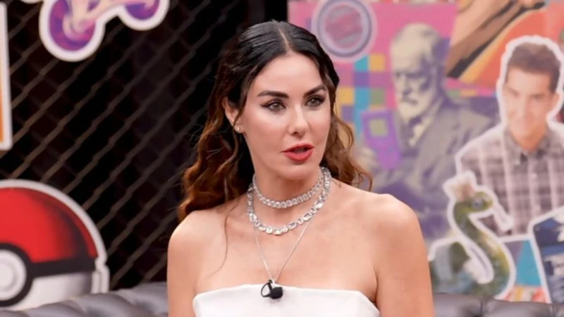 Defne Samyeli’nin çekirdek yeme tekniği sosyal medyada gündem oldu
